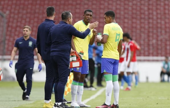 Técnico Phelipe Leal conversa com jogadores da seleção brasileira sub-17