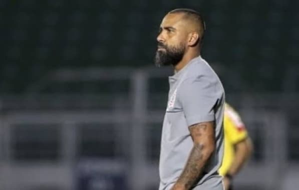 Ex-jogador do Bahia, Coelho é expulso de restaurante em Caraíva, sugere racismo, e empresa rebate