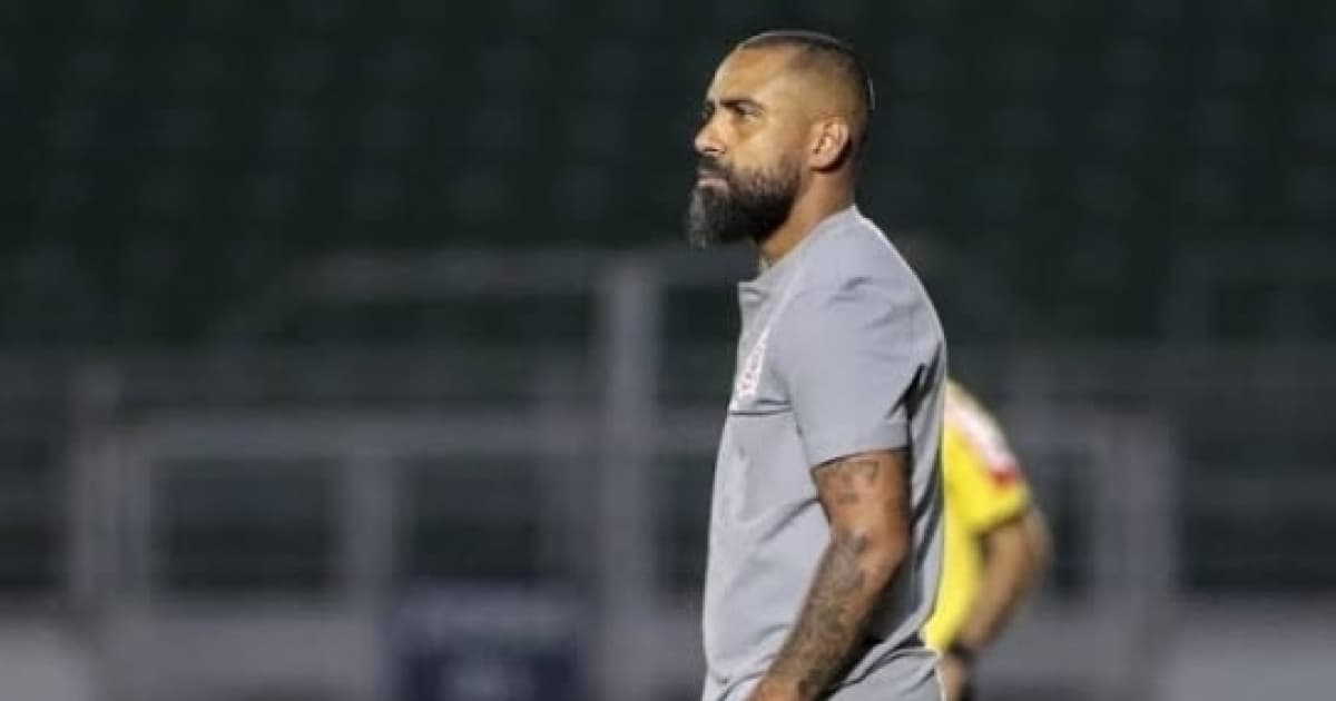 Ex-jogador do Bahia, Coelho é expulso de restaurante em Caraíva, sugere racismo, e empresa rebate