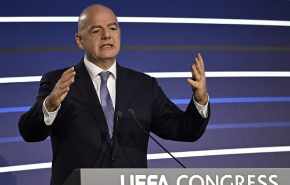 "O que fazemos não é suficiente", declara presidente da FIFA sobre casos de racismo no futebol