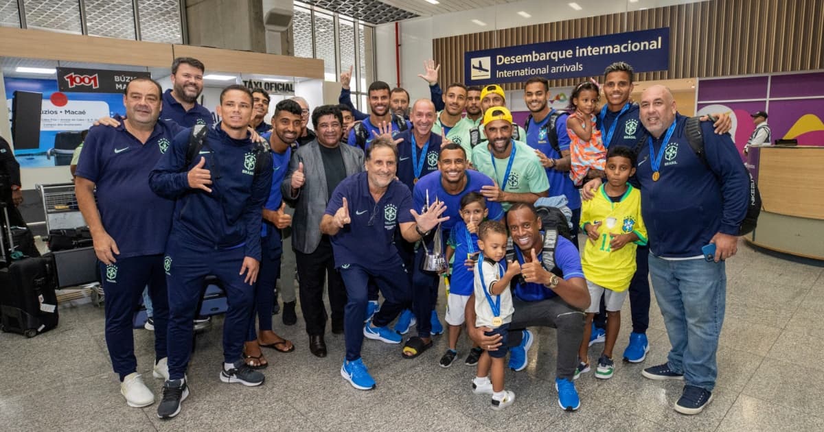 Seleção Brasileira de Futebol de Areia é recebida em clima de festa após conquista do Hexa