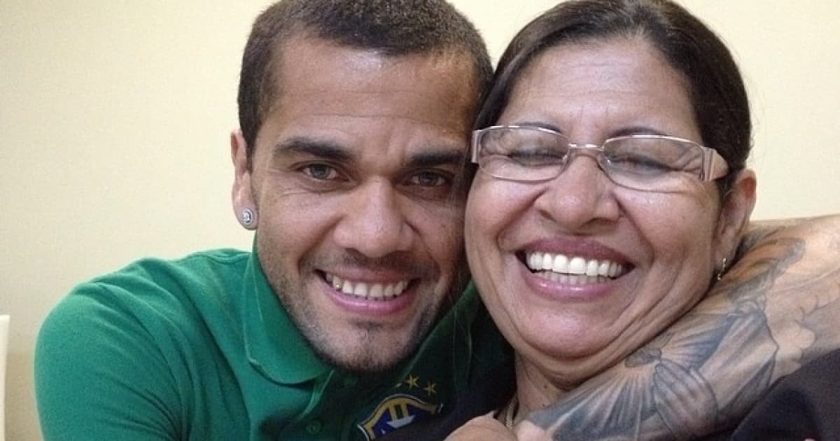 Após Daniel Alves sair da prisão, mãe do ex-jogador comemora nas redes: "Deus no comando sempre"