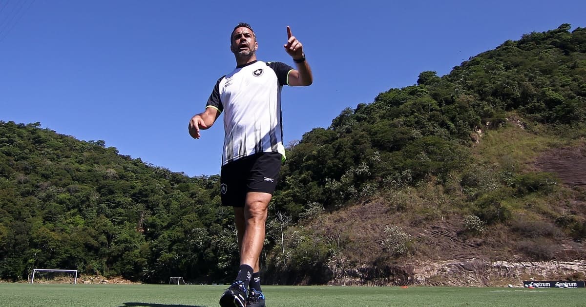 Arthur Jorge deverá manter rodízio no Botafogo para receber o Bahia pelo Brasileirão
