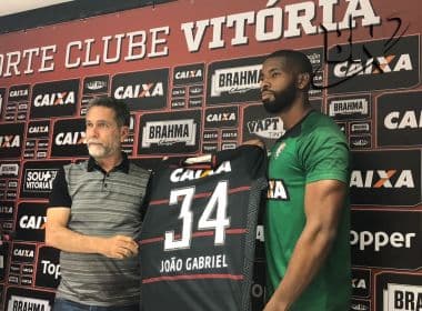 João Gabriel homenageia goleiro Wallace e presidente do Vitória vira ‘repórter’ em coletiva