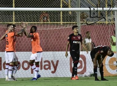 Vitória perde para o Atlético-PR e se complica ainda mais no Brasileirão
