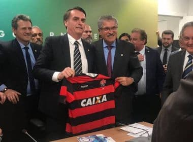 José Rocha presenteia Bolsonaro com camisa do Vitória
