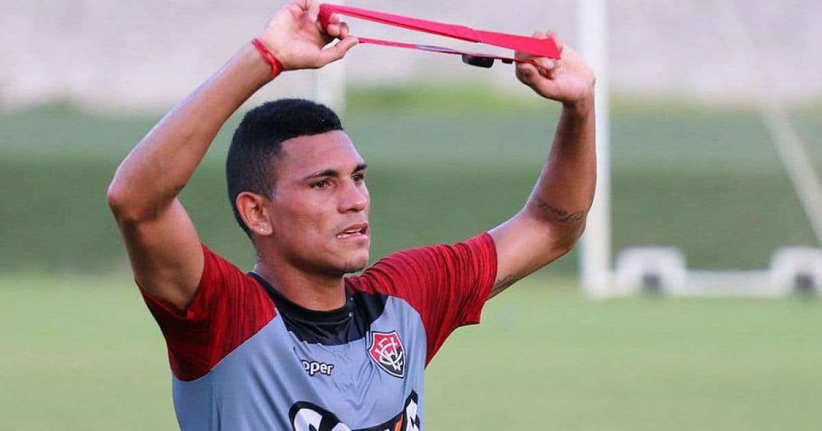 Léo Gomes assina com Athletico Paranaense, mas ficará no Vitória até o fim da Série B