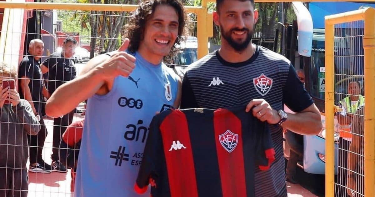 Uruguaio, goleiro do Vitória presenteia Cavani e Suárez com camisa do Leão