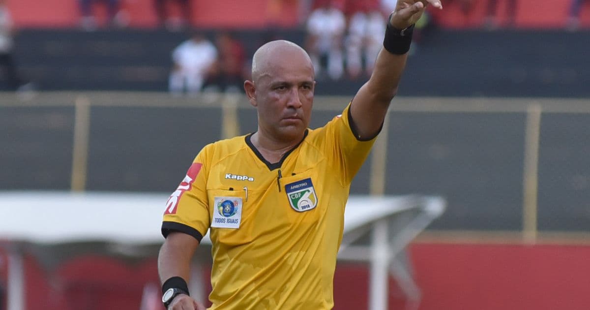  Marcelo Aparecido apita partida entre Vitória e CRB