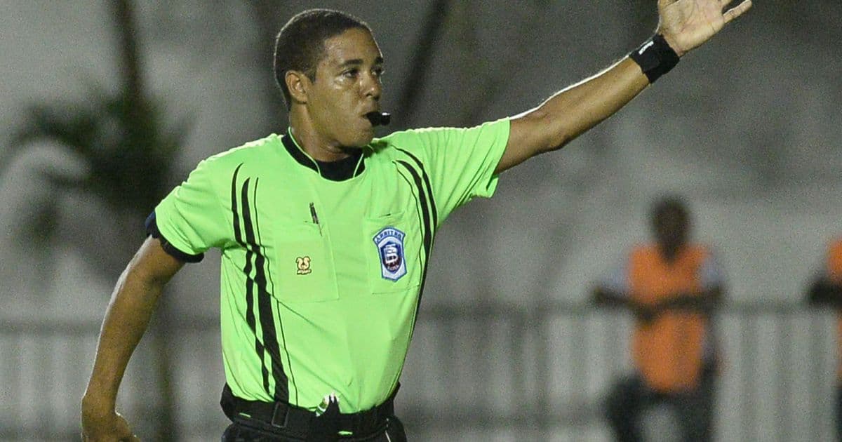 Emerson Ricardo apita partida entre Vitória e Juazeirense no Barradão