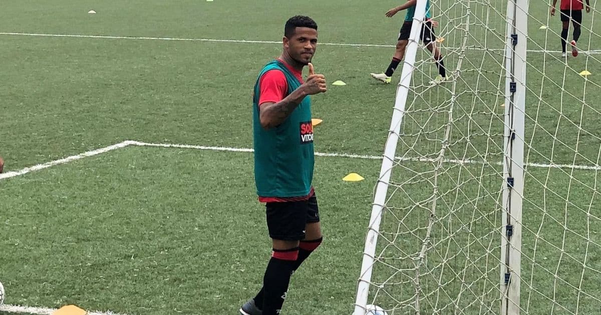 Sem clube, lateral-direito Léo mantém a forma no Vitória
