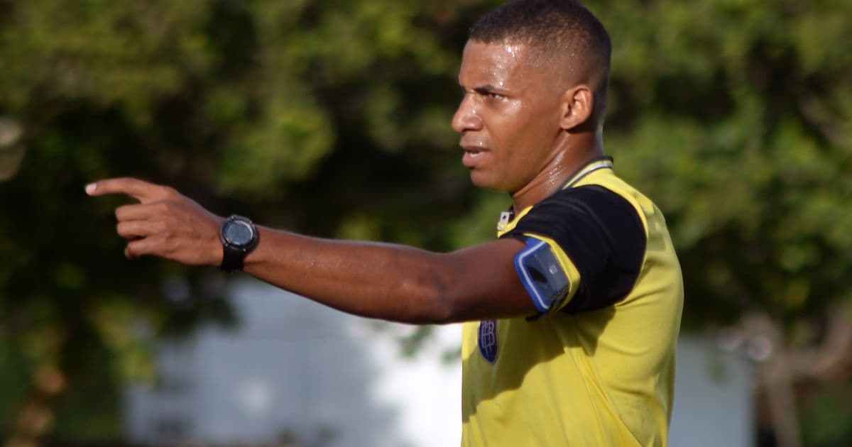 Bruno Pereira Vasconcelos apita partida entre Vitória e Bahia