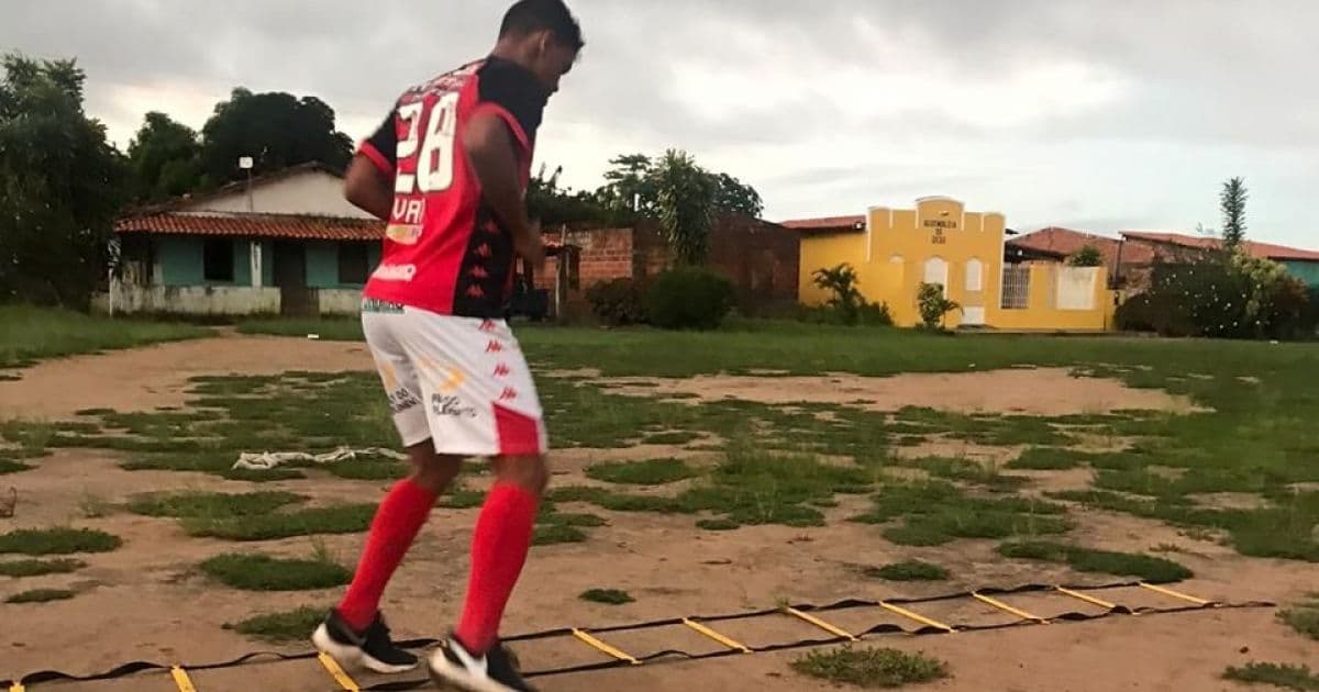 Em Conceição de Feira, lateral Van, do Vitória, mantém rotina de treinos; veja vídeo