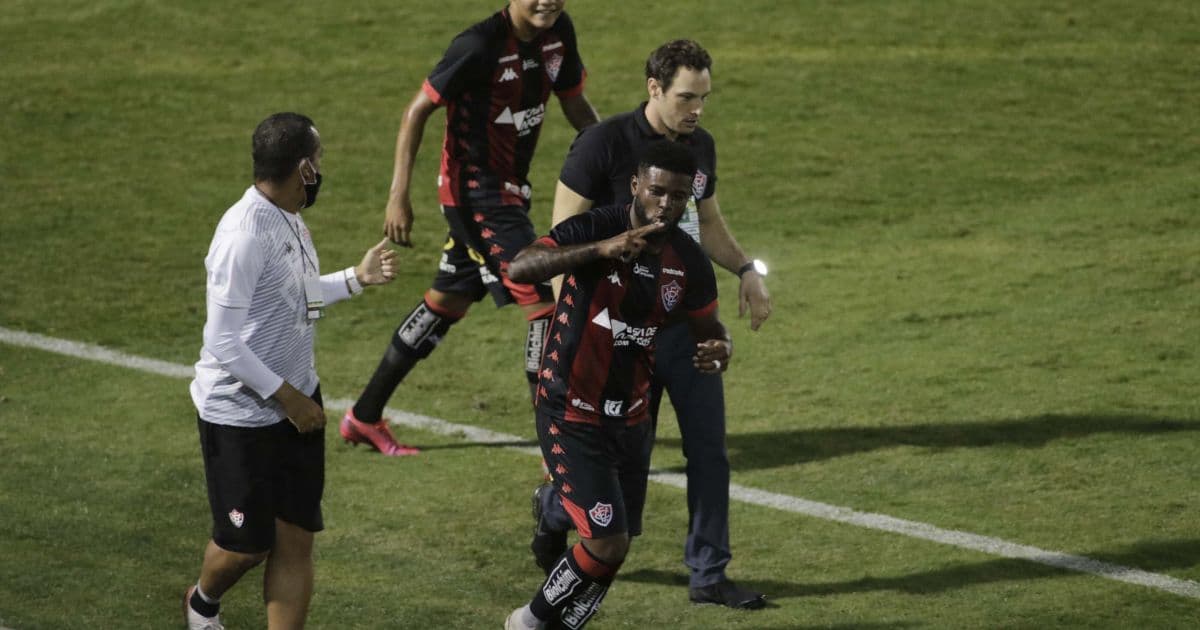 Rafael Carioca comemora gol que garantiu empate ao Vitória diante da Ponte Preta