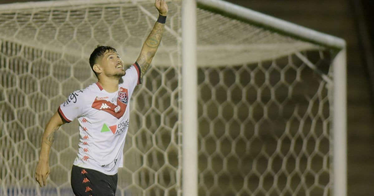  Autor de dois gols, Léo Ceará celebra vitória sobre o Paraná