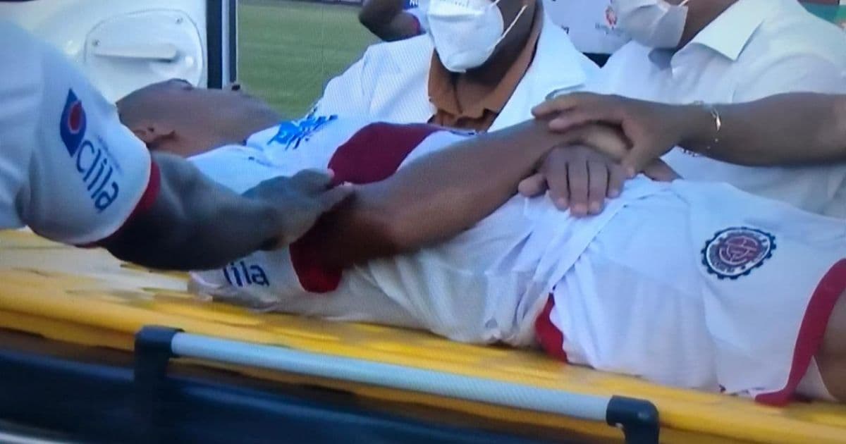 Edson deixa o Carneirão de ambulância após choque com goleiro do Atlético de Alagoinhas