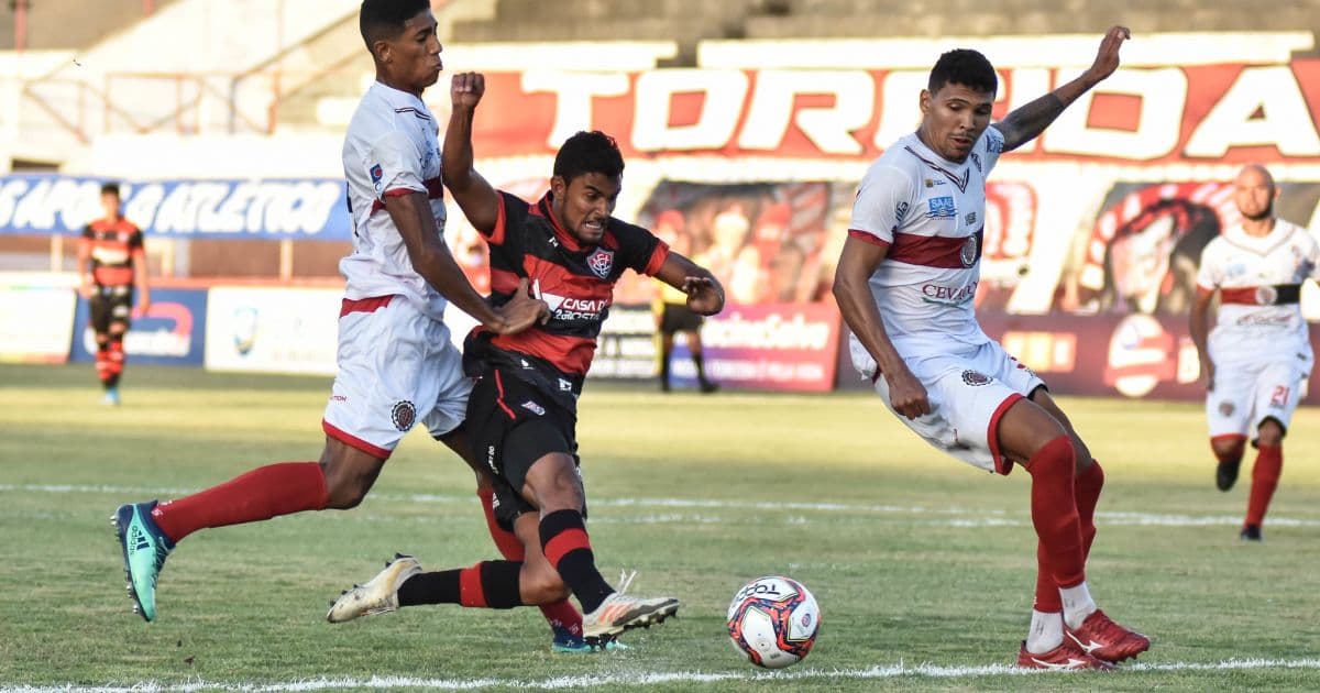 Atacante do Vitória, Hitalo festeja seu primeiro gol como profissional