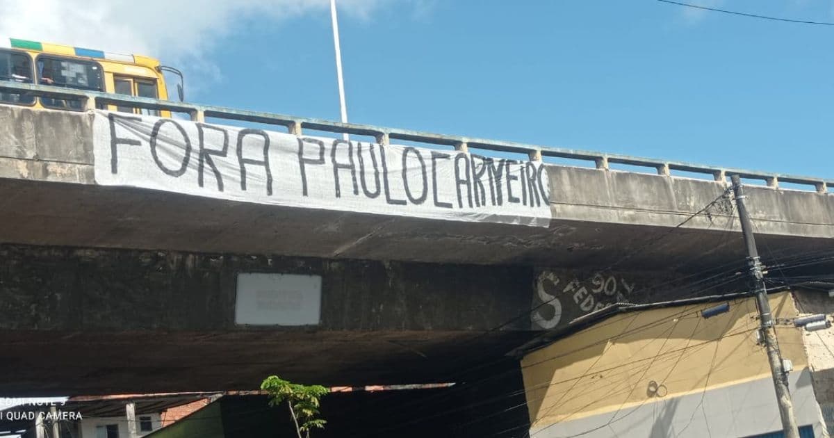 Torcedores do Vitória fazem protestos e pedem saída do presidente Paulo Carneiro