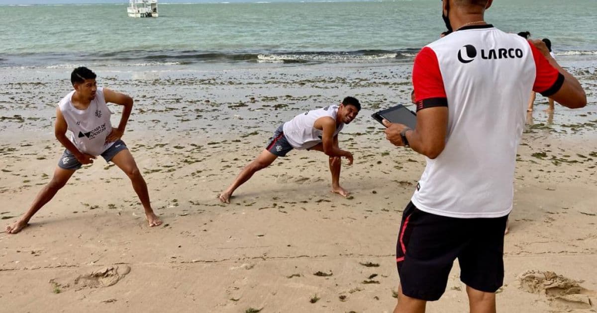 Antes de voltar para Salvador, reservas do Vitória treinam na praia em Maceió