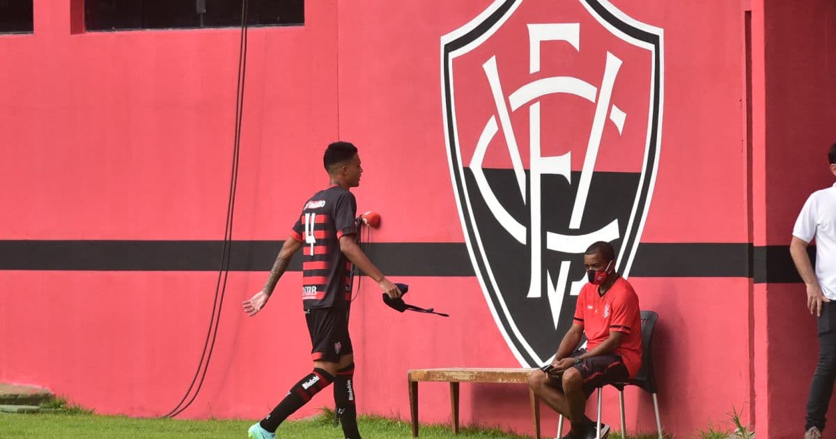 Expulso, Mateus Moraes desfalca Vitória no clássico contra o Bahia
