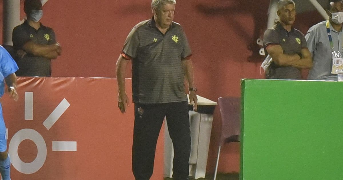 Geninho explica opção por esquema com 3 zagueiros no Vitória: 'Time estava temeroso'