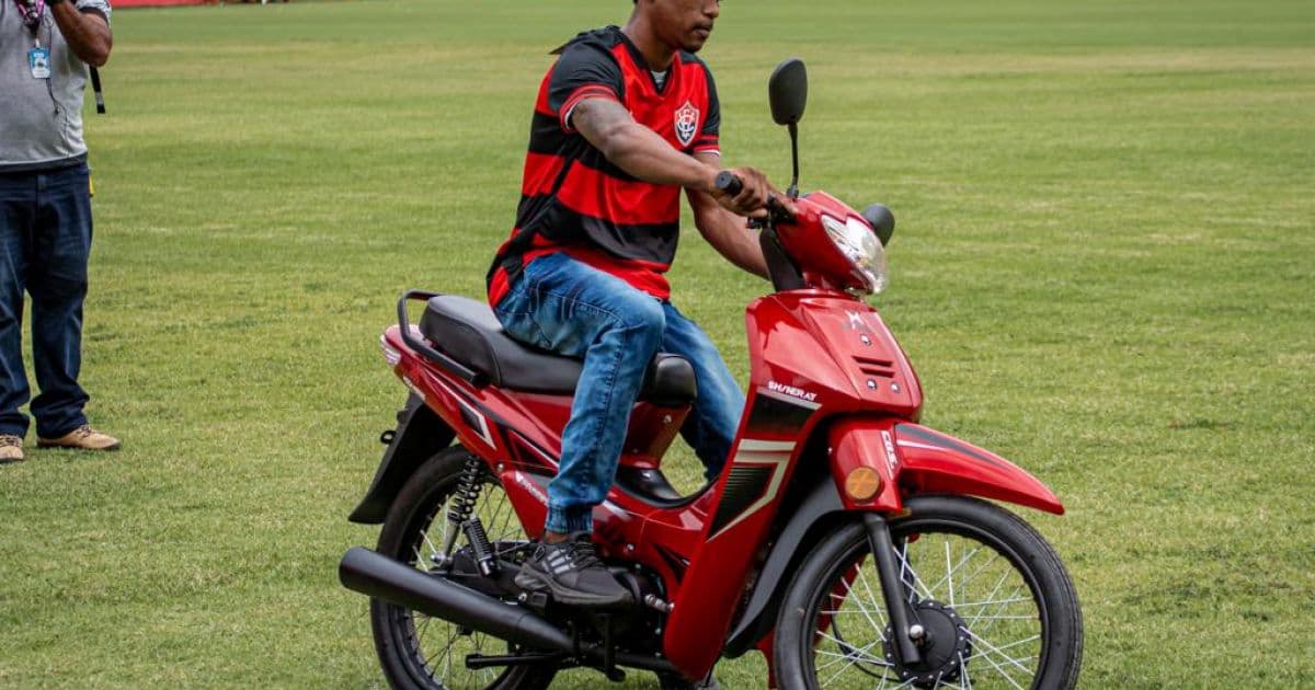 Homem agredido por torcedores do Vitória faz visita ao Barradão e recebe nova moto 