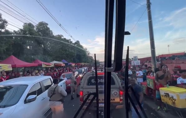 PM prende dois suspeitos de atirarem objetos contra ônibus do Atlético-GO na entrada do Barradão