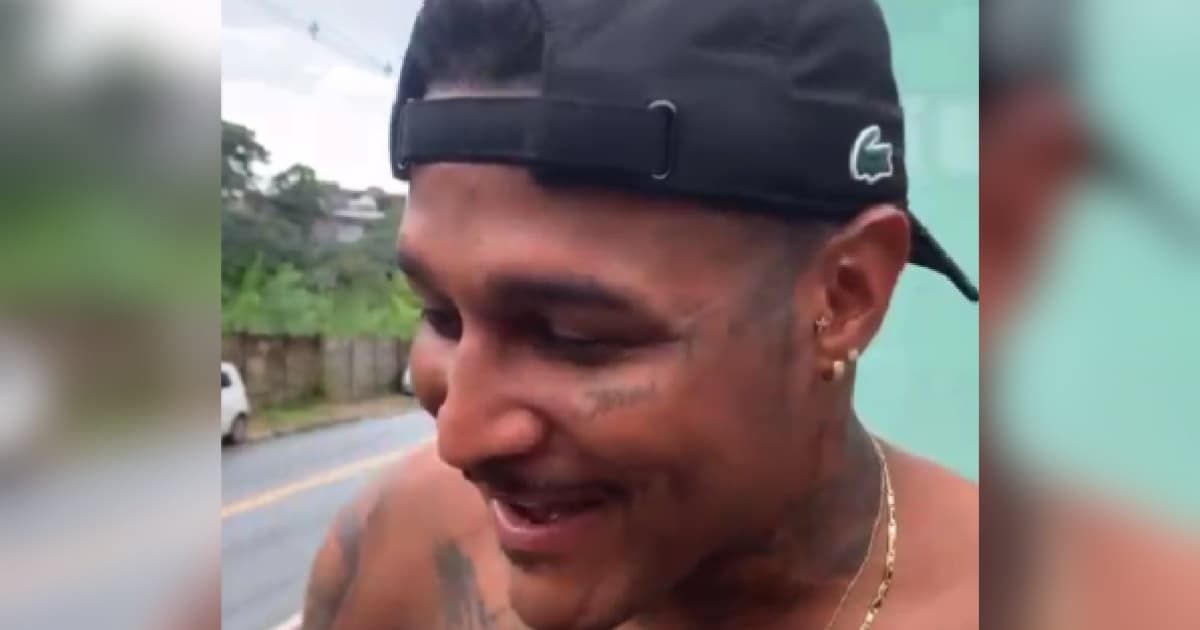 VÍDEO: Rodrigo Andrade faz piada com calçados jogados pela torcida do Bahia 