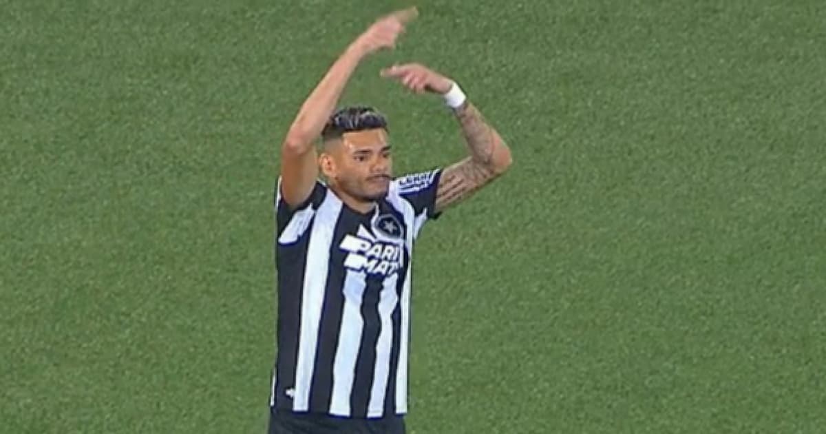 Tiquinho Soares se lesiona e pode desfalcar o Botafogo contra o Vitória pela Copa do Brasil 