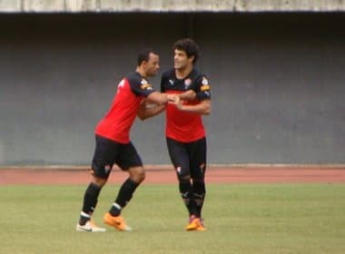 Luis Aguiar e Adriano se desentendem e trocam empurrões em treino do Vitória