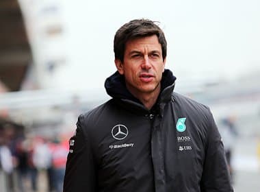 Chefe da Mercedes minimiza reclamações de Hamilton após Rosberg atropelar no fim
