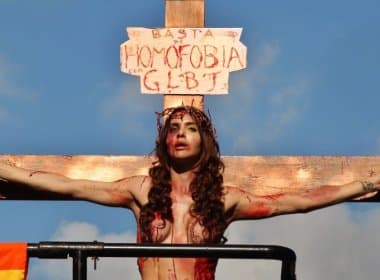 Transexual &#039;crucificada&#039; participará da série &#039;Sense8&#039; durante Parada Gay