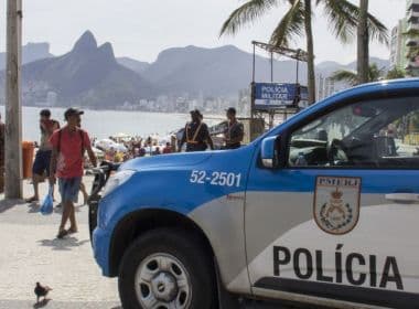 Policial dispara dois tiros para o alto no carnaval em Copacabana