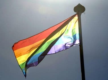 Proibida pelo governo, parada LGBT em Istambul é contida pela polícia