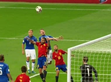 Espanha não dá chances à Itália, ganha por 3 a 0 e 'coloca um pé' na Copa de 2018