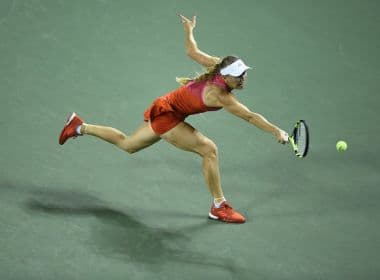 Wozniacki vence de virada na estreia em Tóquio e encara Cibulkova
