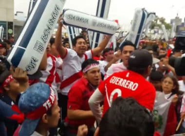 Guerrero recebe apoio de torcedores na chegada ao Peru para se defender de doping