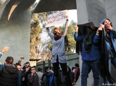 Sobe para pelo menos 20 número de mortos em protestos no Irã, diz TV estatal