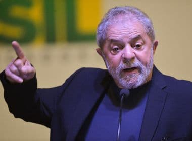 'Vão me transformar no primeiro preso político do século 21', afirma Lula ao lançar livro