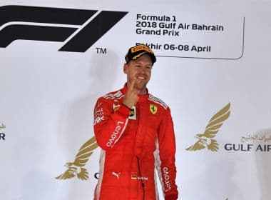 Vettel diz que mentiu pelo rádio à Ferrari e festeja triunfo obtido no sufoco