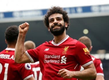 Salah marca e iguala recorde no Inglês, mas Liverpool leva 2 no fim e só empata