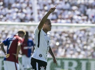 Corinthians goleia Paraná e segue 100% no Brasileirão