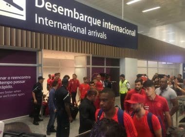 Flamengo desembarca no Rio sob protestos e xingamentos de torcedores