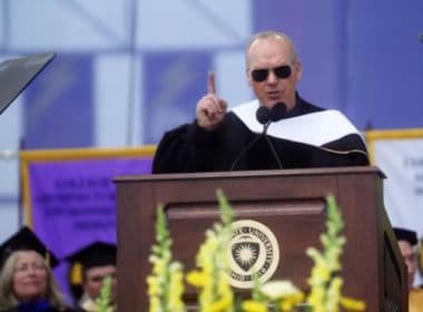 'Eu sou o Batman', diz Michael Keaton durante discurso em universidade