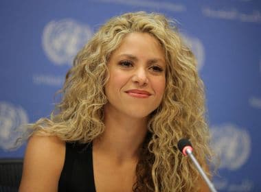 Shakira é criticada por vender colar com símbolo que lembra imagem nazista 