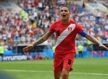 Com gol de Guerrero, Peru dá adeus com vitória sobre Austrália e festa da torcida