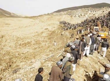 Afeganistão vive dia de luto por mortos em deslizamento