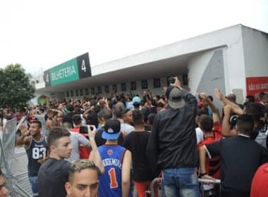 Venda de ingressos para Flamengo x Santos tem tumulto e vandalismo no Maracanã
