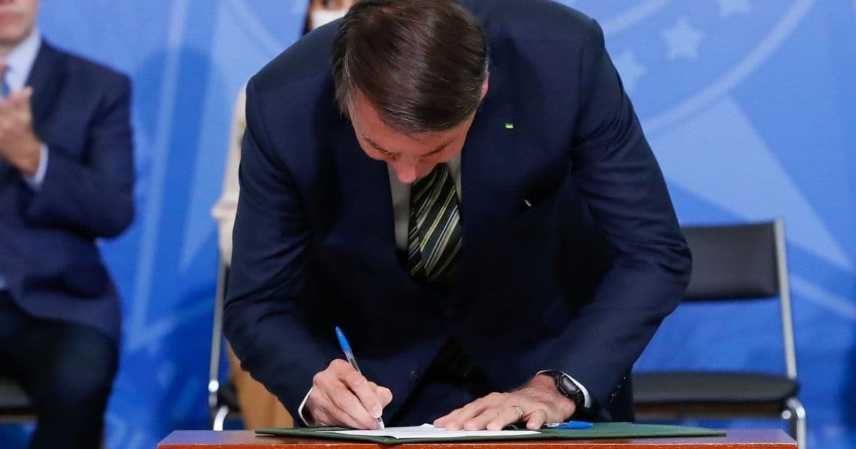 Bolsonaro sanciona lei de ajuda a estados, mas veta parte dos benefícios
