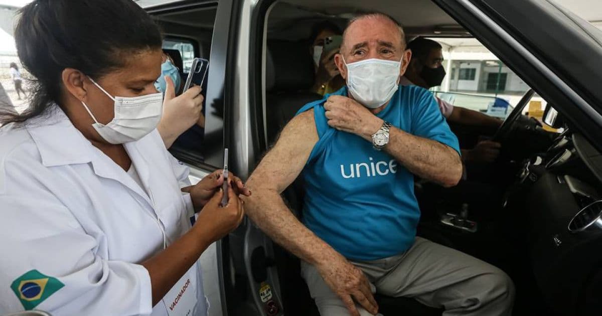Renato Aragão é vacinado contra Covid-19 no Rio de Janeiro